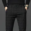 Pantaloni neri Pantaloni scozzesi da uomo Primavera e autunno Moda Slim Uomo Pantaloni a righe grigie 2838 Pantalones Hombre 240117