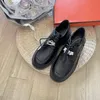 Słynne kobiety Day Buty Sneaker Włoch Włochy Moda Elastyczna opaska Niskie topy Regulowana metalowa klamra Czarna biała skórzana designerka