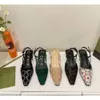 Sandalen, flach geschnittene Schnürschuhe, Slingback-Designer-Sandalen, mittelhoher Absatz, schwarzes Netzgewebe mit glitzernden Kristallen, bedruckte Schuhe, Sommer-Slipper aus Gummi und Leder mit Knöchelriemen