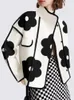 Yeezzi Damen-Jacken für Frühling und Herbst, modisch, schwarzer Blumendruck, Stehkragen, lange Ärmel, geknöpfte, lässige Oberbekleidung, Mäntel 240117
