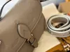 Neue frühe Frühlingskollektion Frau Baguette echte Leder -Umhängetaschen Luxurys Klappen bestickter Schultergurt Crossbody Classic geprägte Designer -Achselhöhle Rücken