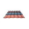 Flache römische Dachziegel aus farbigem Stein aus Metall. Dacheindeckung für Heimwerker