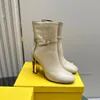 Delfina Schwarze Stiefeletten aus echtem Leder mit hohen Absätzen für Damen, Designer-Blockabsatz mit ausgeschnittenem Detail und goldfarbenem Metallmotiv, Schuhe von höchster Qualität aus der Fabrik