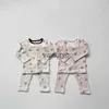 Pyjamas söt tecknad tryck ldren kläder hösten ny baby långärmad kläder set spädbarnstoppar + byxor 2 st hemkläder kostym H240508