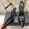 Kvinnors sandaler topp läder designer skor lyx varumärke höga klackar sexiga bokstäver party skor klar stilett klack remmen spänne patent läder tunna band sommarskor
