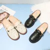 サンダルホロウアウト夏の女性の靴中央かかとの防水プラットフォーム白い革の太いかかとソフトソールハーフドラッグ屋内