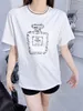 Projektantka koszulki damskiej Europejska 24 wczesna wiosna Nowa butelka perfum Trójwymiarowa litera Flocking Casual Slim Slim T-Shirt Top Women Jyg3