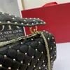 トートズスタッズバッグデザイナーハンドバッグロックスタディチェーンリベット装飾と調整可能なショルダーストラップクラッチファッションカジュアル女性バッグ付きのクロスボディバッグ
