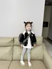 جاكيتات 2024 ربيع جديد طفل طويل الأكمام الطويلة معطف غير رسمي خطاب تطريز الأزياء متعددة الاستخدامات السترة أطفال طفل البيسبول الزي الموحد H240508