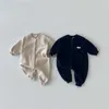 Rompers Pullover Spring Autumn New Spädbarn långärmad romper söt brev tryck nyfödd baby bomull jumpsuit singel bröstkläder 0-24m H240508