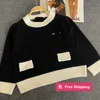 Tasarımcı Kadın Sweaters P Family Siyah ve Beyaz Renk Eşleşmesi V Yastık hırka kabarcık kollu üst kısa kadın kazak UFHQ