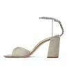 Célèbre marque de mariage d'été femmes Saeda sandales chaussures bloc talon avec bracelet de cheville orné de cristaux talons hauts dame bout carré gladiateur Sandalias EU35-43 avec boîte