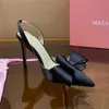 2024 Yeni Mach Satin Bow Pompaları Rhinestone Süslenmiş Akşam Ayakkabıları Stiletto Topuklu Sandallar Kadın Topuklu Lüks Tasarımcılar Slingbacks Elbise Ayakkabı Boyutu 35-42 Kutu