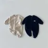 Rompers Pullover Spring Autumn New Spädbarn långärmad romper söt brev tryck nyfödd baby bomull jumpsuit singel bröstkläder 0-24m H240508