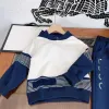 Tute per bambini di lusso firmate per bambini tute per bambini Set autunnali Taglia 90-150 CM 2 pezzi Pullover con cappuccio e pantaloni della tuta per neonati con design a contrasto CHG2401189-25