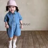 ROMPERS 2023 Sommer Neues Baby Kurzärmel Revers Pocket Strampler Neugeborenes Kind lässig Denim Jumpsuit für Jungen Mädchen Kleinkind Jeans Kleidung H240508