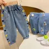 Jeans 2023 mode flickor jeans för barn kläder blommor denim byxor hösten baby flicka raka byxor 1-6 år barn harem jean