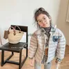 Giacche 2023 inverno New Baby Fashion Cartoon Down Coat Maniche lunghe MANUESE LUNGA SPHE COLDA CALDDA CAMPIONE GIURALI GIORNI CARDIGAN CARDIGAN GIALLI H240508