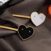 Peach Heart Emalj hårklämmor Barrettes Rostfritt stål Solid Letter Metal Hair Clip Fashion Color Love Barrettes Designer Märke Lyxiga hårsmycken