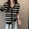 Kvinnors stickor Summer Slim Sticke Cardigan Women Sexig V-ringning Kort ärm Singel Breasted Lace Top Korean Fashion Stripe Elegant Tops Kvinna