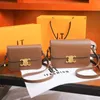 Teen triomphes Borsa di design in pelle di lusso Porta trionfale Strato di testa Pelle bovina Borsa a tracolla con croce in oro nero Borsa da donna 2024 Versatile One Tofu di alta qualità Piccola piazza