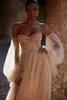 Robes De mariée en perles Champagne, décolleté sans bretelles, manches longues, ligne A plissée, traîne De balayage, en Tulle