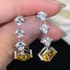 スタッドイヤリングソリッド18Kホワイトゴールド2CT/ピースクッションイエローダイヤモンド女性美しいパーティーバースデーイヤージュエリーギフト