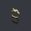 المصمم على شكل X على شكل من طراز Titanium Steel Silver Love Ring بين الماس والنساء من Gold Gold المجوهرات هدية مع مربع