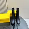 Delfina Bottines à talons hauts en cuir véritable noir pour femmes, talon bloc de styliste avec détails découpés et chaussures à motif en métal doré, chaussures d'usine de qualité supérieure