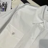 Blusas femininas camisas designer 24 início da primavera novo produto água diamante botão workwear vento duplo bolso traseiro triângulo curto camisa branca it9u