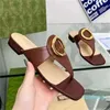 Designerskor Sandaler Kvinnor Summer Guld Buckle Flat Shoes Hollowed Out Flip Flops Casual Flat Heel Thong Womens tillämpliga 2024