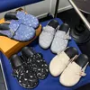 Designer Slipper mysiga platta sandaler kalvskinn muls clogs denim bokstav tryckning komfort comfort coman coman comfort coman skor plattform lyxig lätt sandal mode kvinnliga fluffiga sko scuffs 09