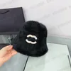 Cappello per capelli di coniglio di design versatile per le donne Autunno e inverno Berretti da pescatore in peluche Cappelli a secchiello Mantieni caldo il berretto da bacino Tendenza alla moda