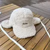 Bérets de protection des bérets Protectif de Feng lei au vent avec une peluche épaissie Brotte à lacets pour les dames d'hiver