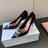 Amina muaddi met kristallen bezaaide strikken Geklede schoenen Pumps pumps Het puntige satijn Lakleer naaldhakken Luxe ontwerpers Avondfeest bruiloft hakken