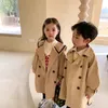 Trench per bambini Primavera Autunno Ragazzi Ragazze Corea Tinta unita Lungo Trench Moda Casual Gira giù Colletto Trench per ragazze 240117