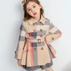 Lente en herfst meisjestrenchcoat Nieuwe jeugd Trenchcoat met lange mouwen Dubbele borst Winddicht Geruite kinderjas 2-12Y 240118