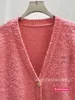 Designer kvinnors tröjor miu hem hög upplaga lat stil lös stickad koftig broderad bokstav v-ringning dubbel ficka söt tröja för kvinnor 7kn9