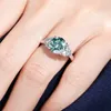 Anelli a fascia AnuJewel 3ct taglio rotondo blu verde colore Moissanite fidanzamento R18K placcato oro argento lusso WeddRJewelry all'ingrosso J240118