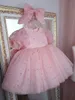 Nya Tulle Pink Flower Girl Dresses For Wedding Lovely Pearls Pärlade Princess Cap ärmar Tutu Big Bow Ball klänning frist heliga nattvardsklänning småbarn glitz pageant klänningar
