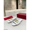 2023 نساء صندل النعال توقيع الشريحة الحبيبات البقر المثيرة Sexy Sandal Summer Designer فاخرة الأزياء السيدات