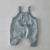 Jumpsuits 2023 Zomer nieuwe baby mouwloze denim romper schattige baby riem jumpsuit jumpsuit kinderen jongens meisjes denim overalls babykleding 0-24m H240508