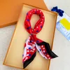 Mode Femmes Écharpe Designer Foulard En Soie De Luxe Châle De Haute Qualité Turbans Foulards Carrés Bandeaux Bandeau pour Femmes Hommes LVVV Épaule Fourre-tout Bagages Ruban 70 cm