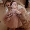 Nuke Pink Flower Girl Dresses Kort ärmar Tiered Tulle spetsbåge At Back Princess Queen Flowergirl Dresses Little Kids Party Gown for Marriage Wedding Dress CF033