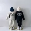 Set di abbigliamento 2023 inverno nuovi vestiti casual set di ragazze infantili lettere felpa + pantaloni 2 peps abiti per bambini più outfit caldo in velluto h240508