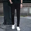 Mäns jeans koreansk stil lyxiga smala fit jeans för män ny ankomst high street mode rippade denim casual klassiska vita byxor för menl240119