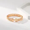 Bracelets de créateurs Conception de chaîne creuse française entrelacée dans un bracelet minimaliste de style ins, bracelet en or avec un petit accessoire texturé Yiwu