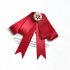 Bow Ties Red Ribbon Rhinestone Pearl Tie Brosch Korean Women's Suit Shirt Tröja Collar Flower Handgjorda smycken Pins Gifts för kvinnor