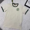 Camiseta de manga curta bordada pequena com gola verde versão alta