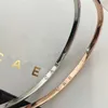 Pulseira de luxo designer pulseira para mulheres manguito camélia rosa banhado a ouro moda design ajustável popular selo em relevo marca letra acessório simples st